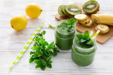 Sağlıklı yeşil meyve yüzlü