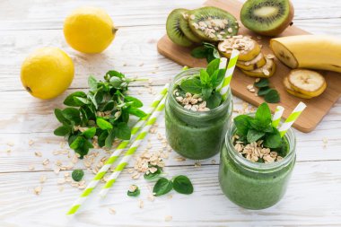 Sağlıklı yeşil meyve yüzlü