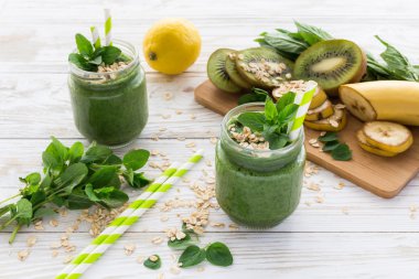 Sağlıklı yeşil meyve yüzlü