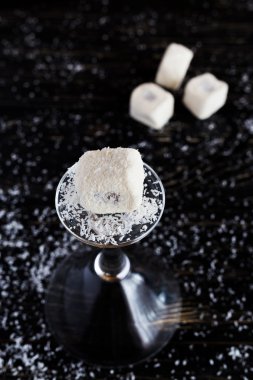 Siyah ahşap zemin üzerine Hindistan cevizi ile rahat lokum