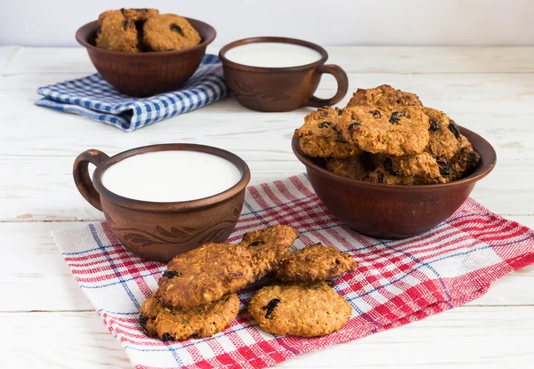 Old ceramic cups of milk and cookies — Stock Photo, Image