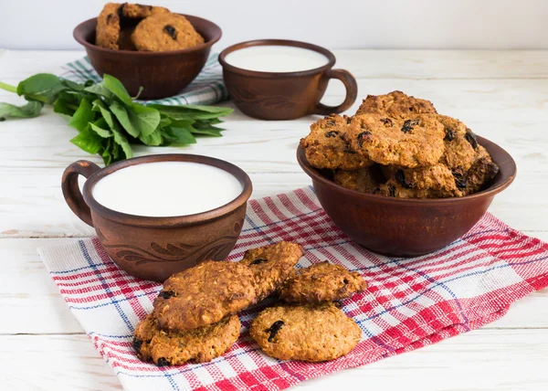 Παλαιά κεραμικά κύπελλα του γάλακτος και τα cookies — Φωτογραφία Αρχείου