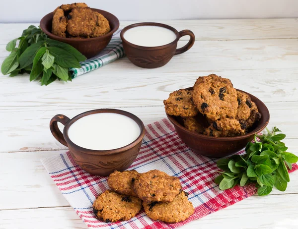 Παλαιά κεραμικά κύπελλα του γάλακτος και τα cookies — Φωτογραφία Αρχείου