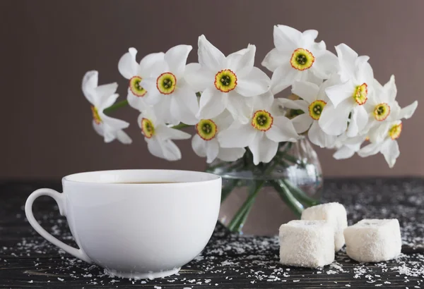 Tasse Kaffee, Rahat Lokum mit Kokosnuss und Narzisse auf schwarzem — Stockfoto