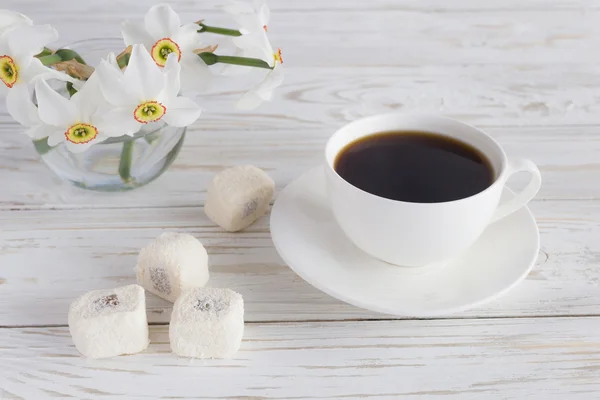 Tasse Kaffee, Rahat Lokum mit Kokosnuss und Narzisse auf weißem — Stockfoto