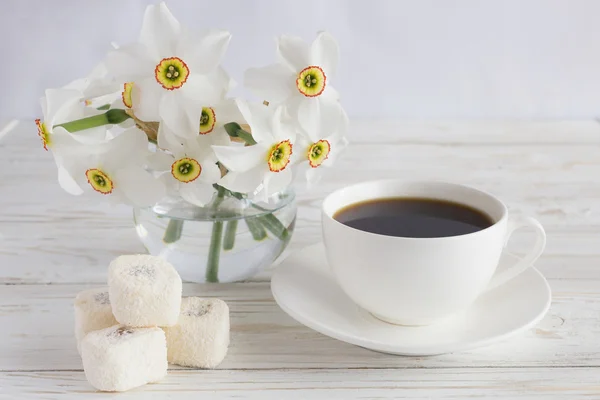 Tasse Kaffee, Rahat Lokum mit Kokosnuss und Narzisse auf weißem — Stockfoto