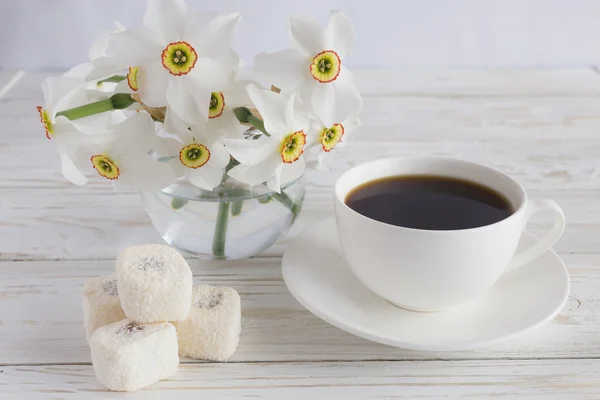 Tasse Kaffee, Rahat Lokum mit Kokosnuss und Narzisse auf weißem — Stockfoto