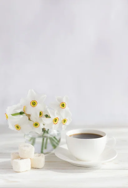 Tasse Kaffee, Rahat Lokum mit Kokosnuss und Narzisse auf weißem — Stockfoto