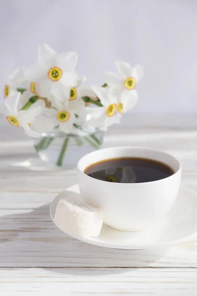 Tasse Kaffee, Rahat Lokum mit Kokosnuss und Narzisse auf weißem — Stockfoto