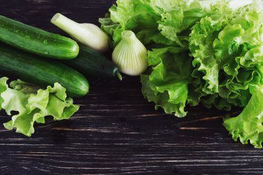 Yeşil salata, salatalık ve soğan