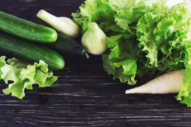 Yeşil salata, salatalık, turp ve soğan