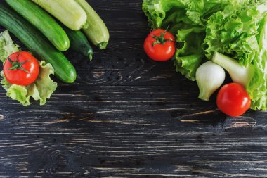 Yeşil salata, domates, salatalık, kabak, kabak ve soğan