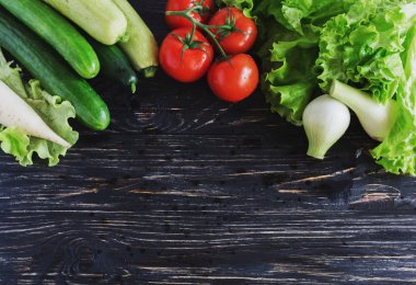 Yeşil salata, domates asma, salatalık, kabak, kabak, ve 