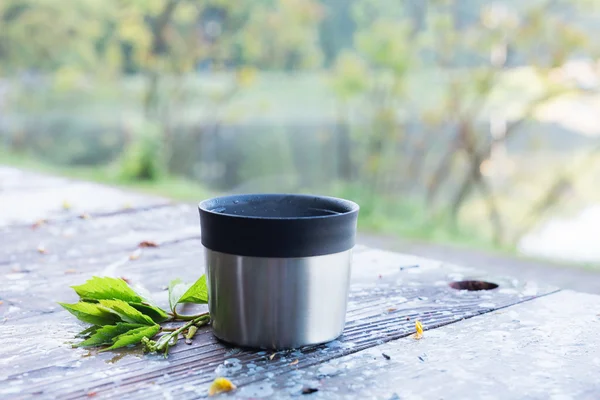 Tazza Thermos di caffè sul tavolo di legno — Foto Stock