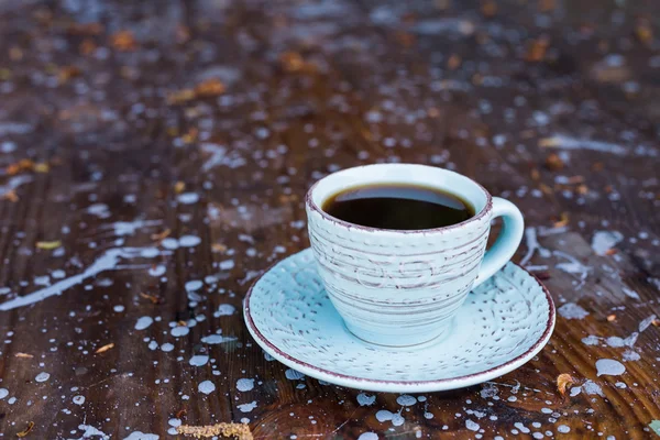 Taza de café sobre mesa de madera — Foto de Stock