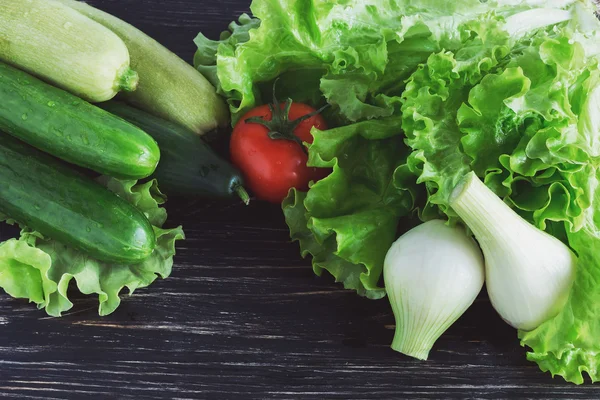 Yeşil salata, domates, salatalık, kabak, kabak ve soğan — Stok fotoğraf