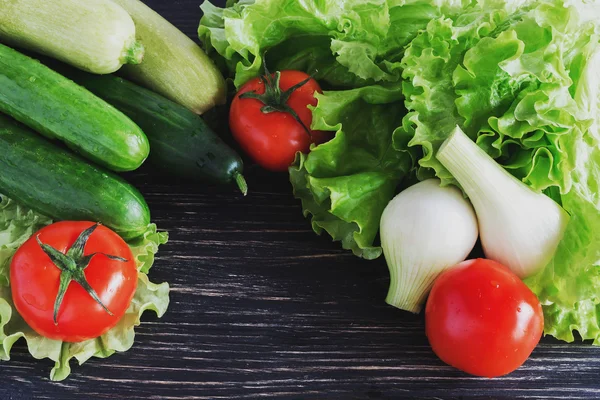 Yeşil salata, domates, salatalık, kabak, kabak ve soğan — Stok fotoğraf