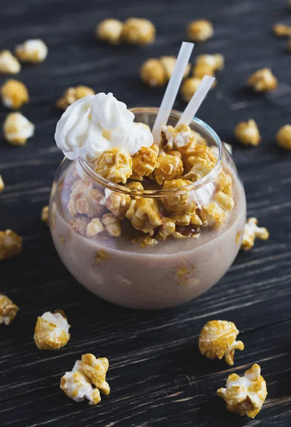 Kopp cacao med karamell popcorn — Stockfoto