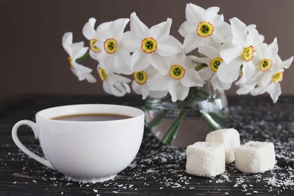 Tasse Kaffee, Rahat Lokum mit Kokosnuss und Narzisse auf schwarzem — Stockfoto