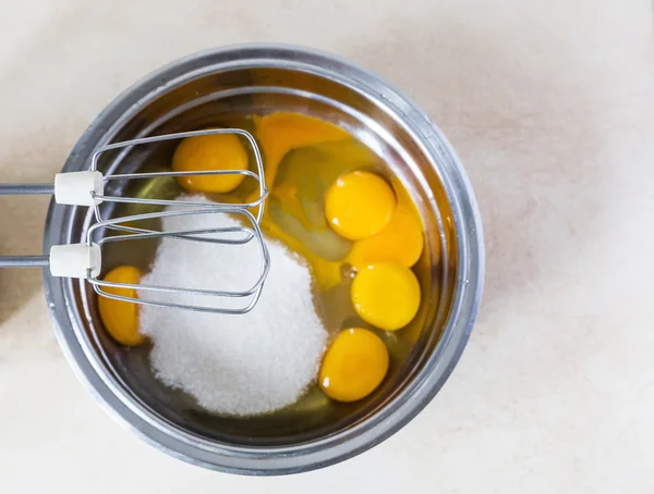 Œufs et sucre dans un bol à mélanger — Photo