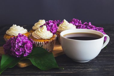 Krem, kahve ve çiçekler ile cupcakes