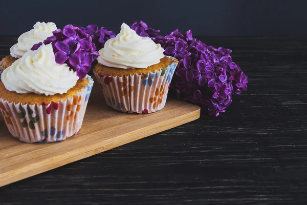 Dolce cupcake fatto in casa con panna e fiori — Foto Stock