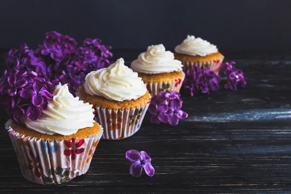 Dolce cupcake fatto in casa con panna e fiori — Foto Stock