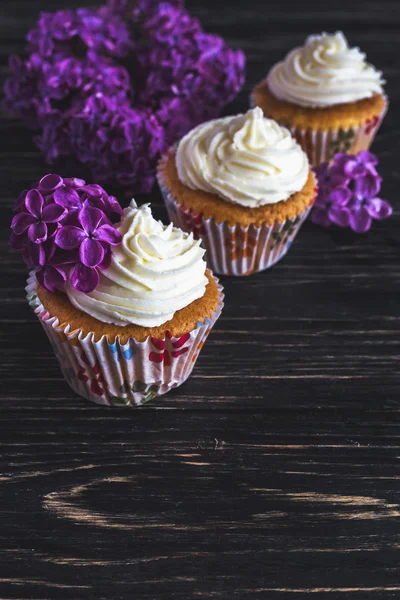 Dolce cupcake fatto in casa con panna e fiori — Foto Stock