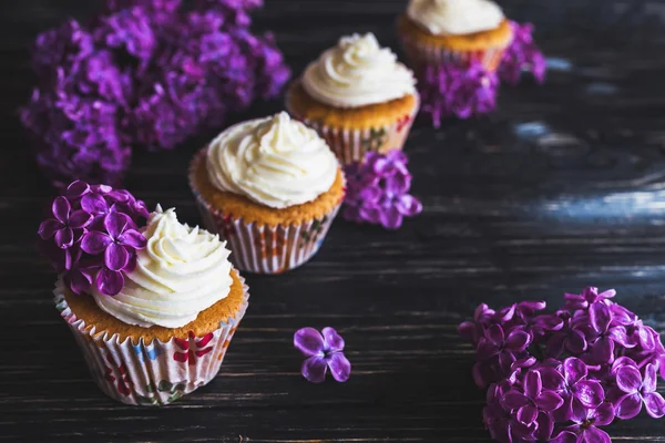 Dolce cupcake fatto in casa con panna e fiori — Foto Stock