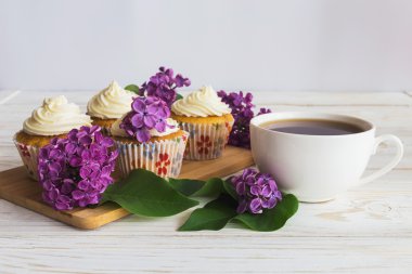 Krem, kahve ve çiçekler ile cupcakes