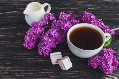 Fincan kahve, Lokum ve eflatun çiçekler