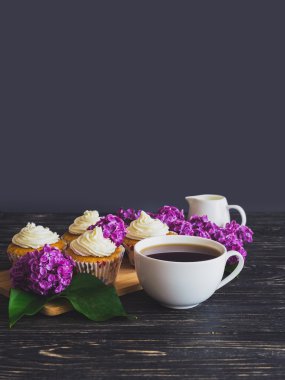 Krem, kahve ve çiçekler ile cupcakes