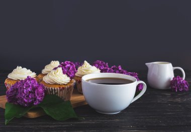 Krem, kahve ve çiçekler ile cupcakes