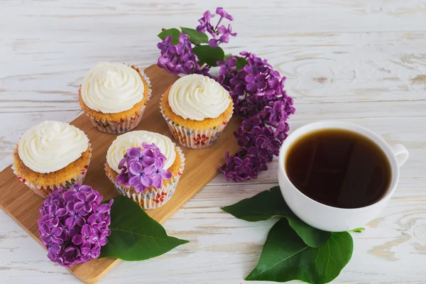 Cupcake con panna, caffè e fiori — Foto Stock