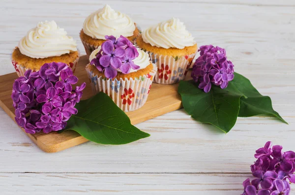 Dolce cupcake fatto in casa con panna e fiori — Foto Stock