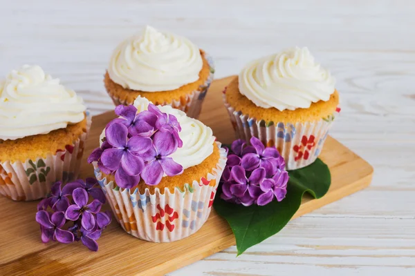 Домашній солодкий кекс з вершками та квітами — стокове фото