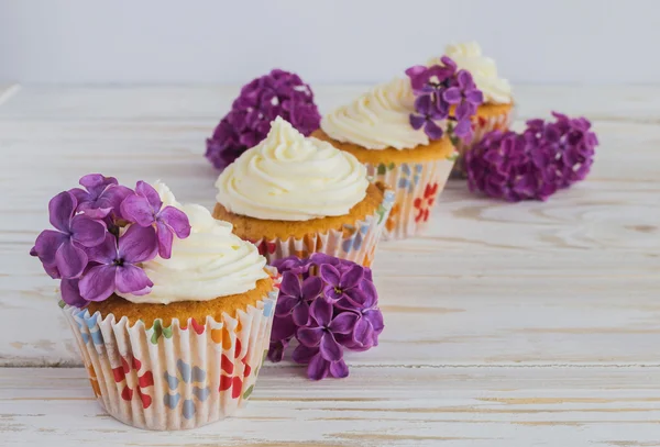 Dolce cupcake fatto in casa con panna e fiori — Foto Stock