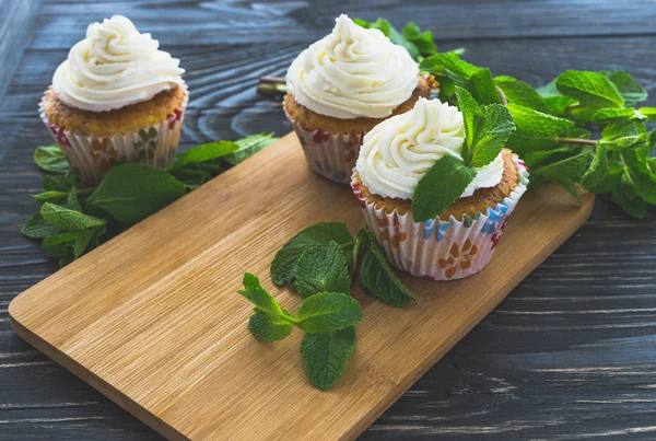 Cupcake alla menta dolce fatto in casa con crema — Foto Stock