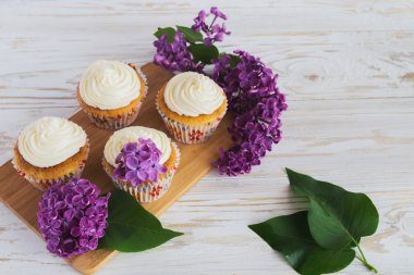 Ev yapımı tatlı kek krem ve çiçeklerle