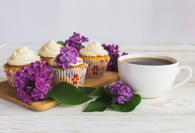 Krem, kahve ve çiçekler ile cupcakes