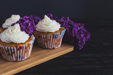 Ev yapımı tatlı kek krem ve çiçeklerle