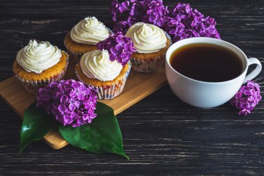 Krem, kahve ve çiçekler ile cupcakes