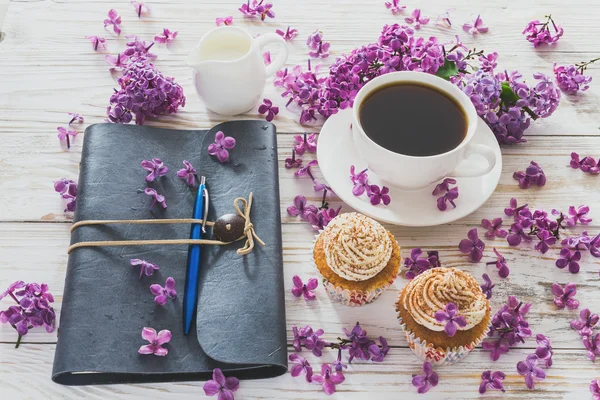 크림, 커피, 노트북와 꽃 컵 케이크 — 스톡 사진