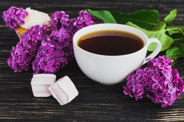 Fincan kahve, Lokum ve eflatun çiçekler