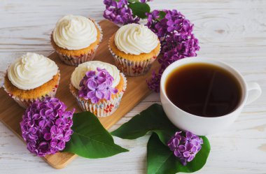 Krem, kahve ve çiçekler ile cupcakes