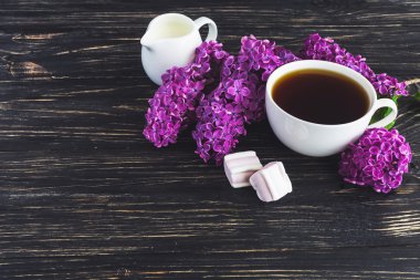 Fincan kahve, Lokum ve eflatun çiçekler