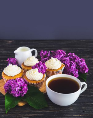 Krem, kahve ve çiçekler ile cupcakes