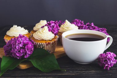 Krem, kahve ve çiçekler ile cupcakes