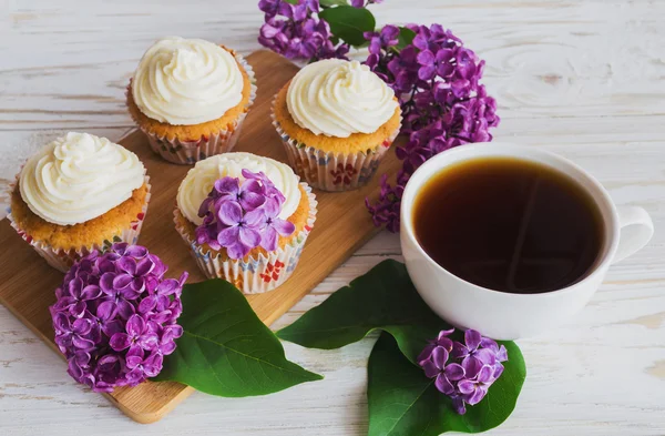 Cupcakes mit Sahne, Kaffee und Blumen — Stockfoto