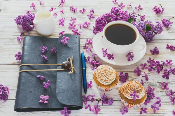 크림, 커피, 노트북와 꽃 컵 케이크 — 스톡 사진